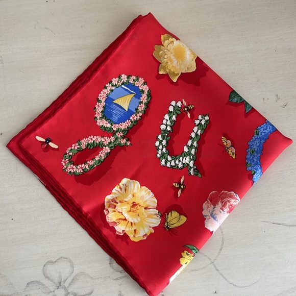 GUCCI FLOWER SILK SCARF NWOT - Picture 11 of 13